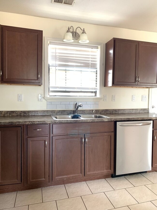 Photo - 2Bed 1 Bath Fenced Backyard!