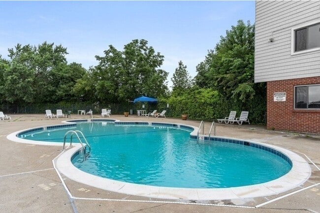 Building Photo - Luxury 2 bed condo includes Heat, hot wate...