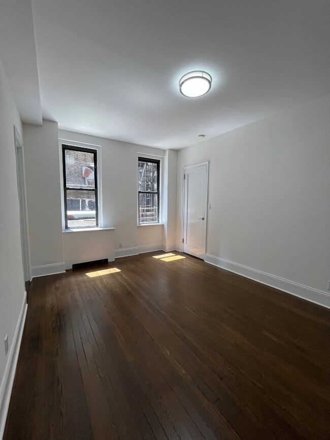 Building Photo - 140 E 46th St Unit 7B