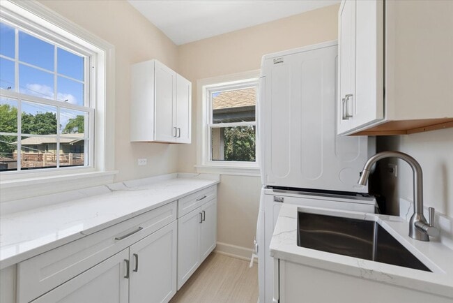 Laundry, storage and utility sink - 5028 N Mozart St Unit #2