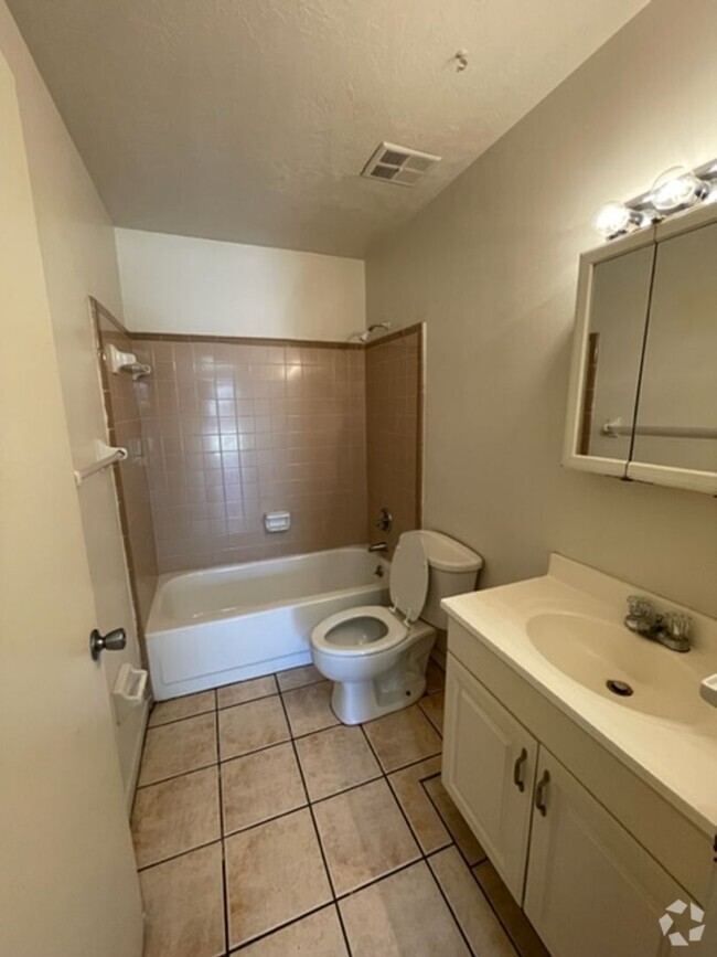 Building Photo - 2 Bedroom Located in Pineridge Available N... Rental