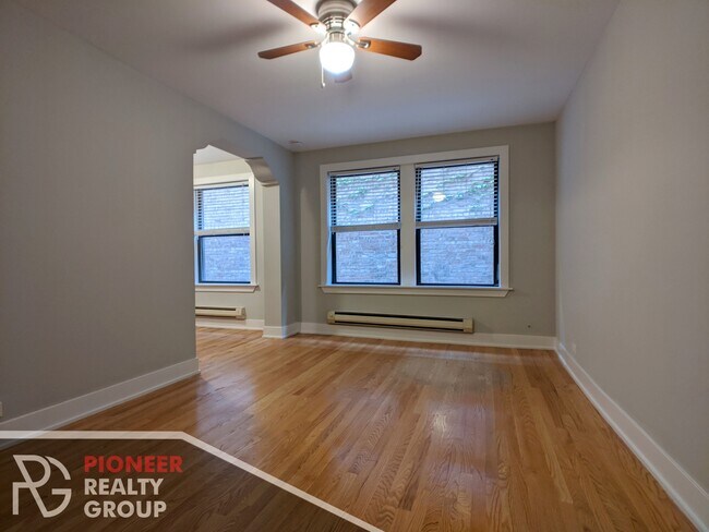 Photo - 429 W Roscoe St