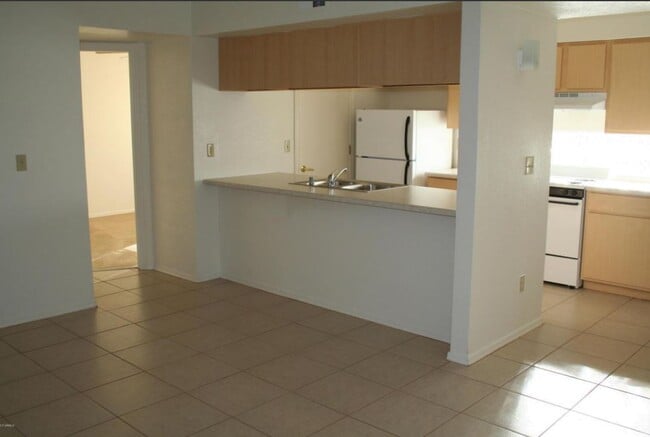 Building Photo - 16033 N 25th St Unit 111 Rental