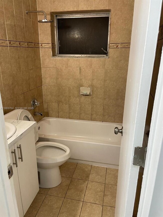 Photo - 210 NE 40th Ct Unidad 1-2