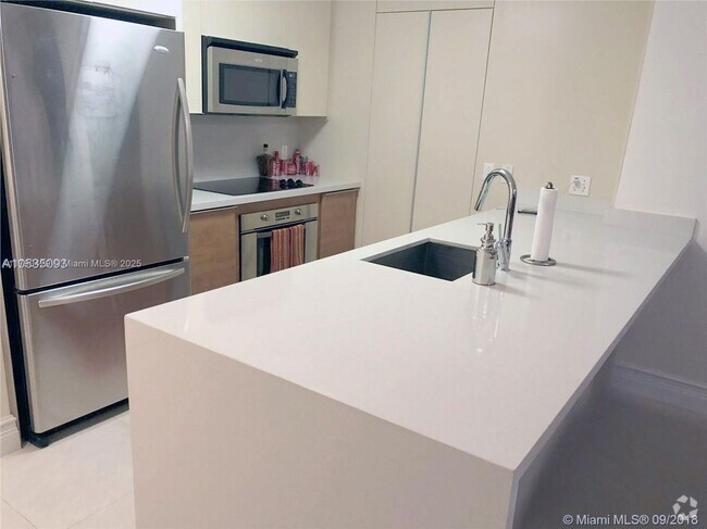Building Photo - 300 S Biscayne Blvd Rental
