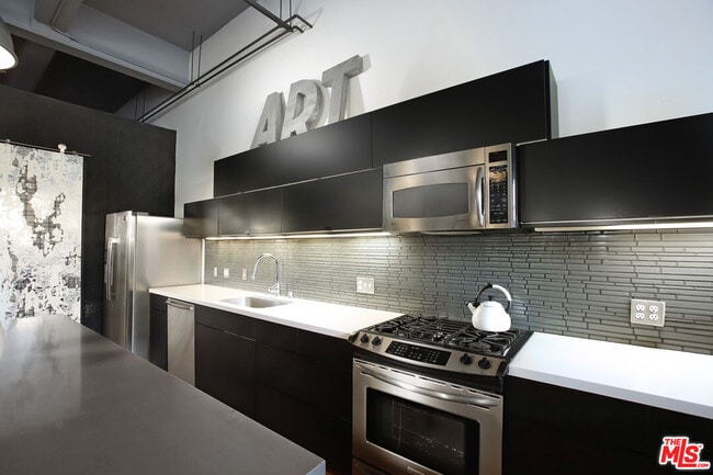 Photo - 1850 Industrial St Unidad 215