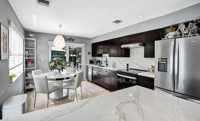 Photo - 1001 NE 17th Ct