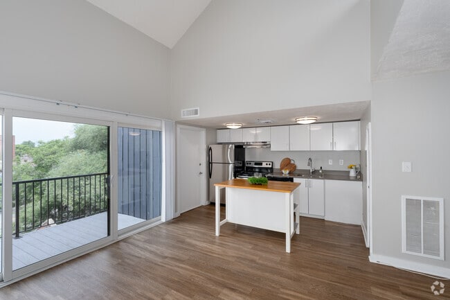 2BR, 2BA - 976SF - Kitchen