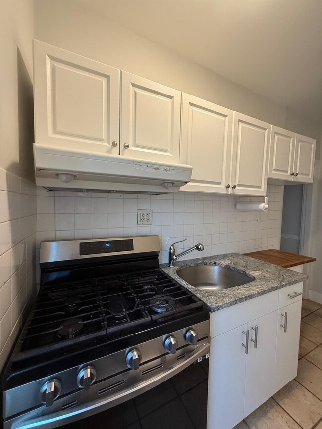 Building Photo - 69 Raymond Ave Unit 1