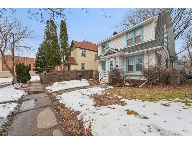 Photo - 661 Surrey Ave E