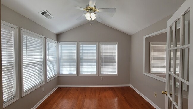 Photo - 905 Somerton Pl