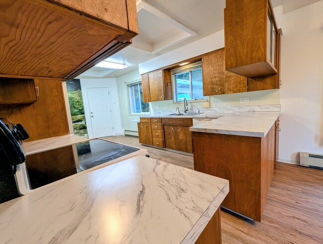 Building Photo - 2575 Yew Street Rd Unit 2675