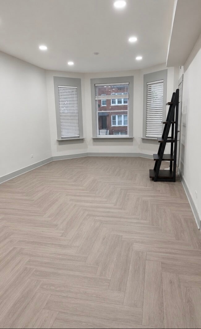 Building Photo - 2851 N Springfield Ave Unit F1