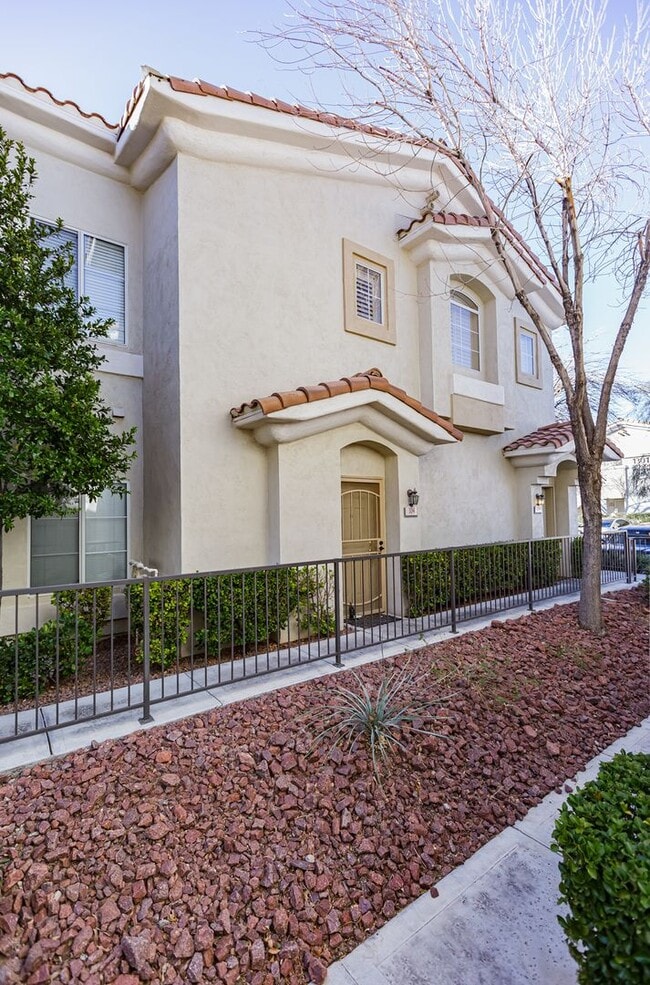 Building Photo - Downstairs condo located in Summerlin
