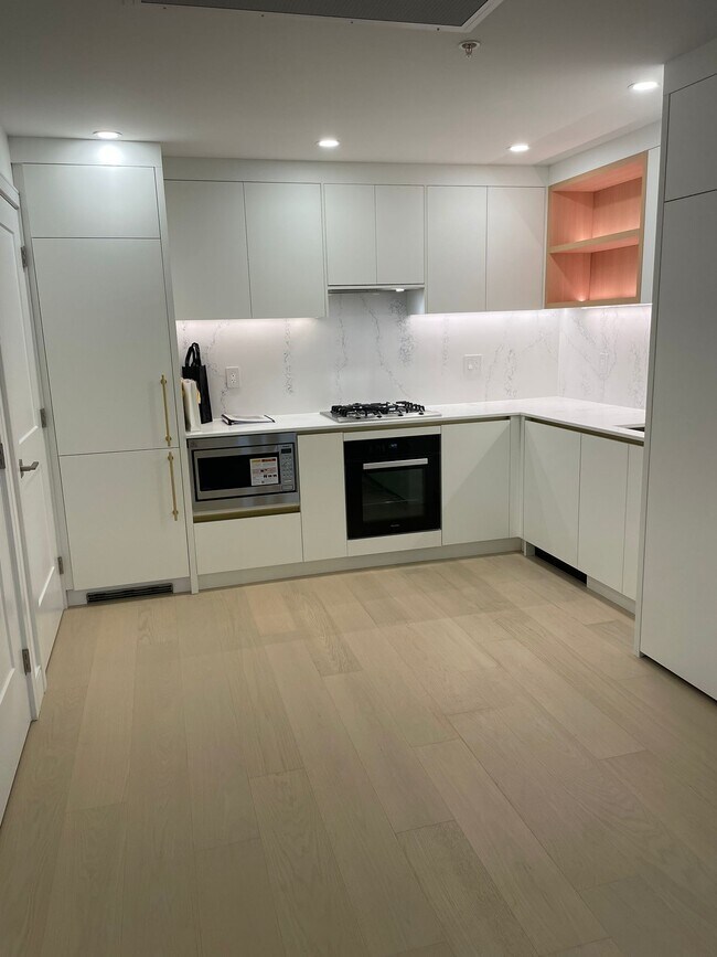 Photo - 918 32nd Av W