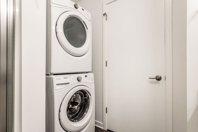2BR, 2BA - 1,044SF - Laundry