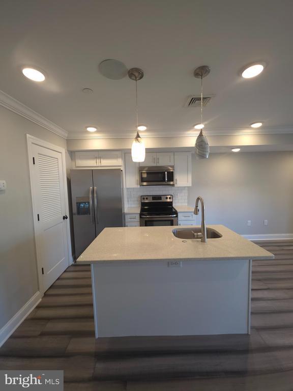 Building Photo - 3406 W Commissioner St Unit 3