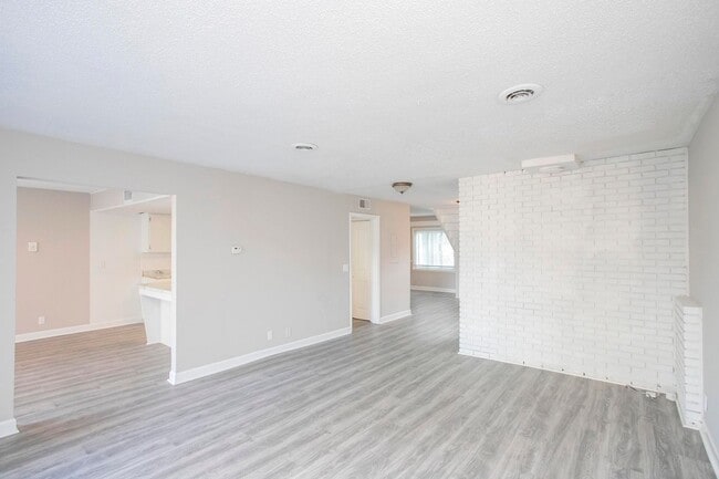 Photo - 421 Raintree Dr