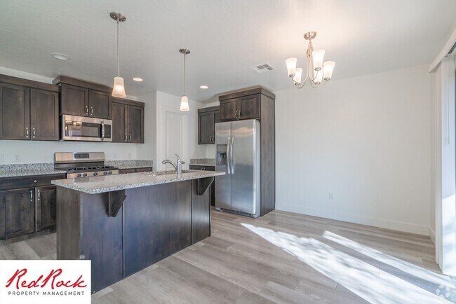 Building Photo - 4 Bed/2.5 Bath Townhome in Desert Bluff!