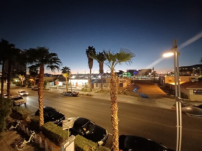 Balcony View N Night - 608 S 3rd St Unit 1A