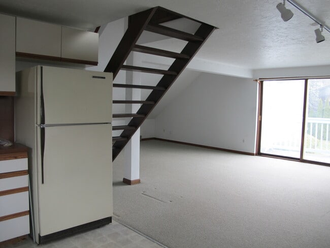 Building Photo - 61 Pleasant St Unit A