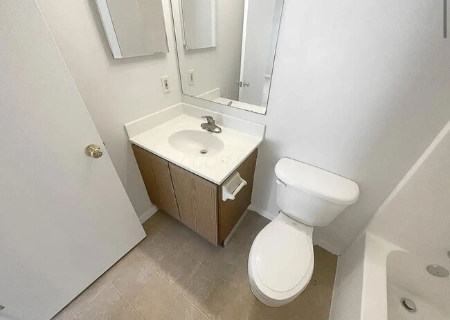 Building Photo - Beautiful 2 bed 2 bath with updated kitchen