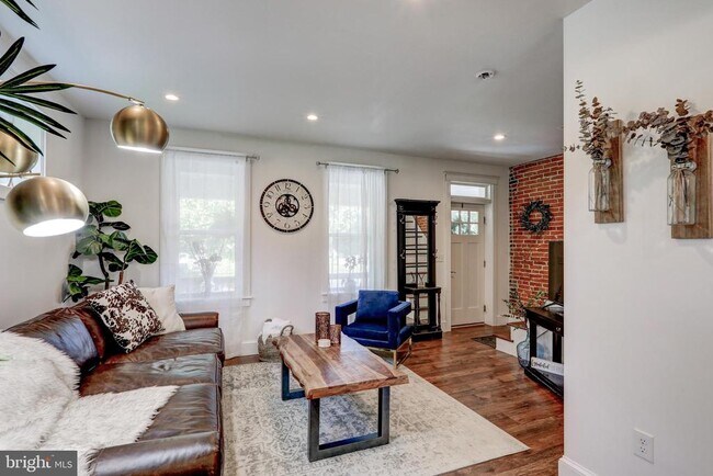 Photo - 354 New Holland Ave