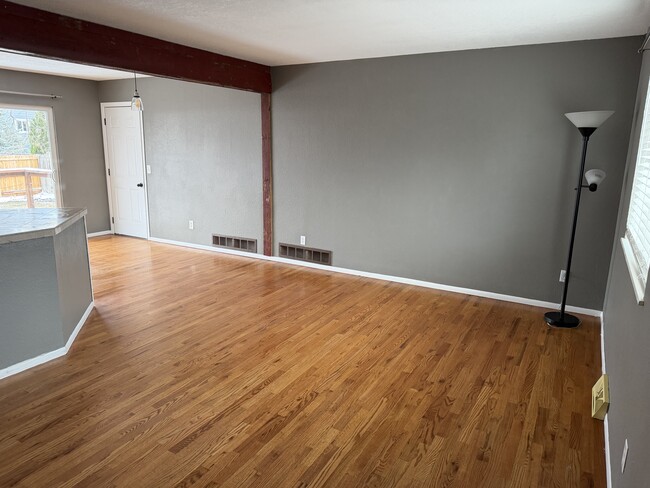 Photo - 10538 Queen St