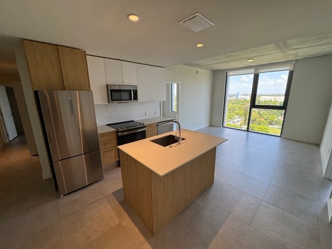 Building Photo - 70 NW 28th St Unit B1