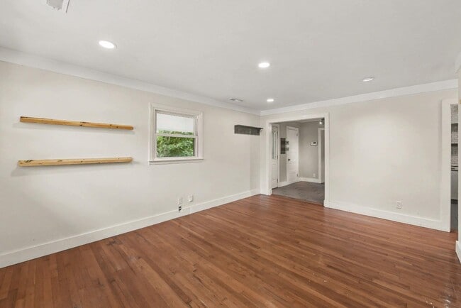 Photo - 5815 Hume Ave