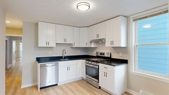 Photo - 298 Meridian St Unit 298 - 4