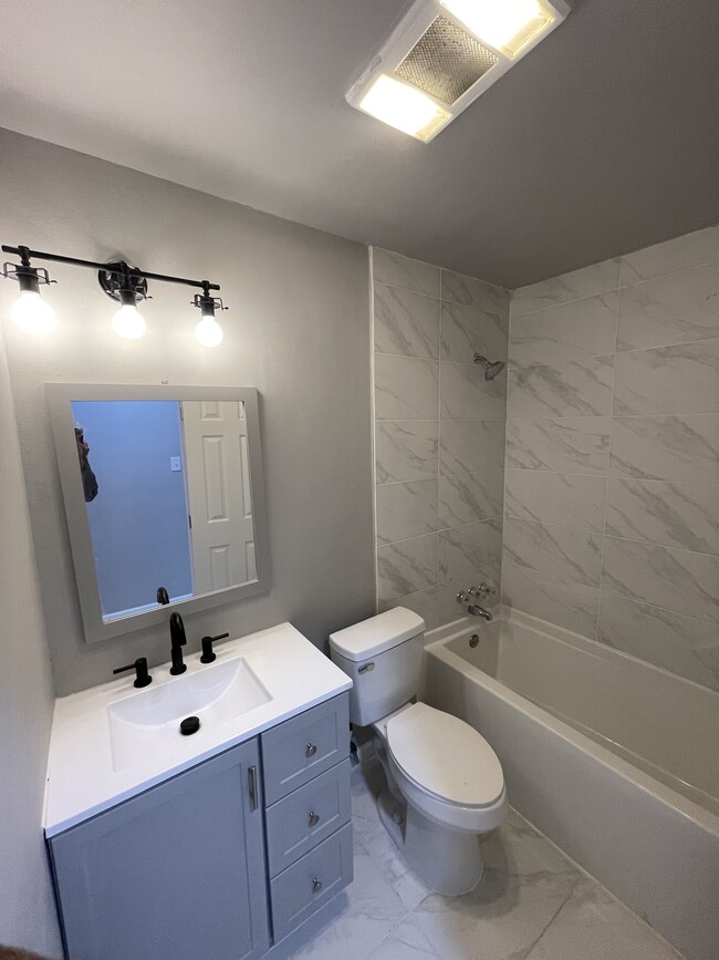 Guest Bath: Tub/Shower Combo - 7118 Melpomene Dr