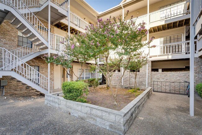 Photo - 715 W 22 1/2 St Unit 205