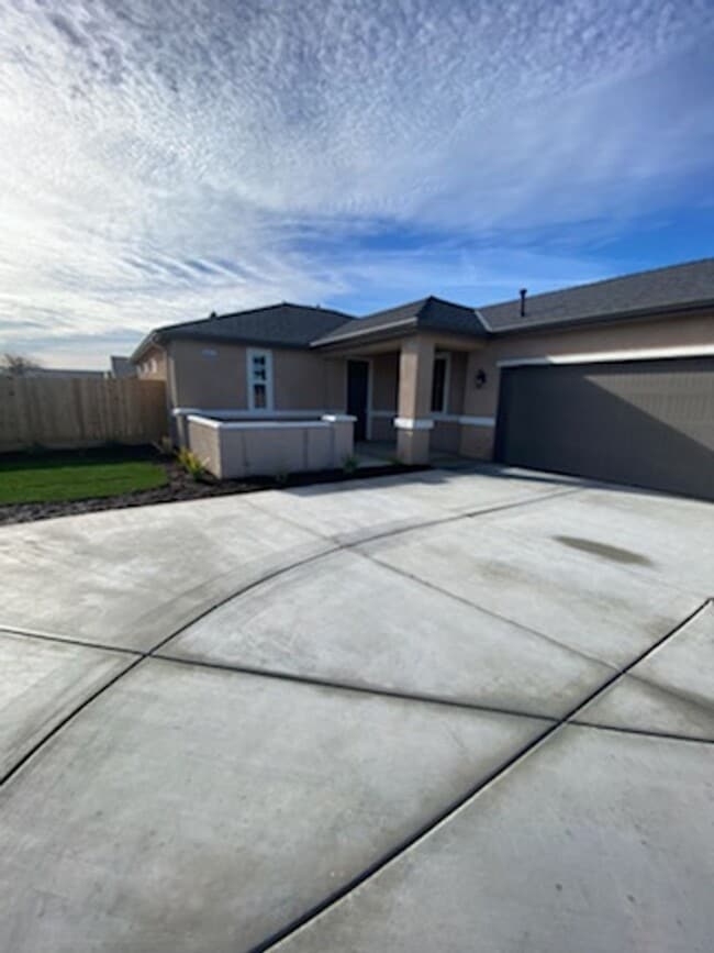 Building Photo - Beautiful Brand New Home in the gated Arbor Gates Subdivision with solar