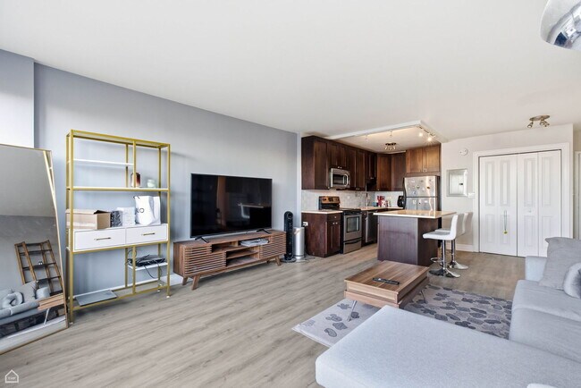 Photo - 2930 N Sheridan Rd