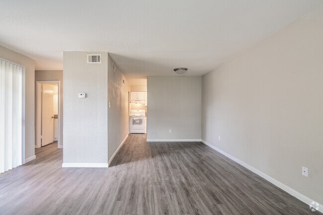 1BR, 1BA - 700SF