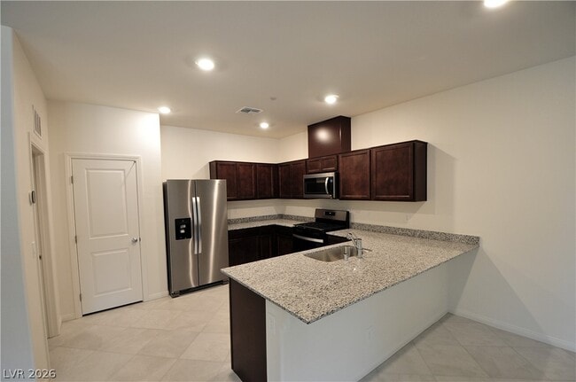 Photo - 2618 Estremoz St