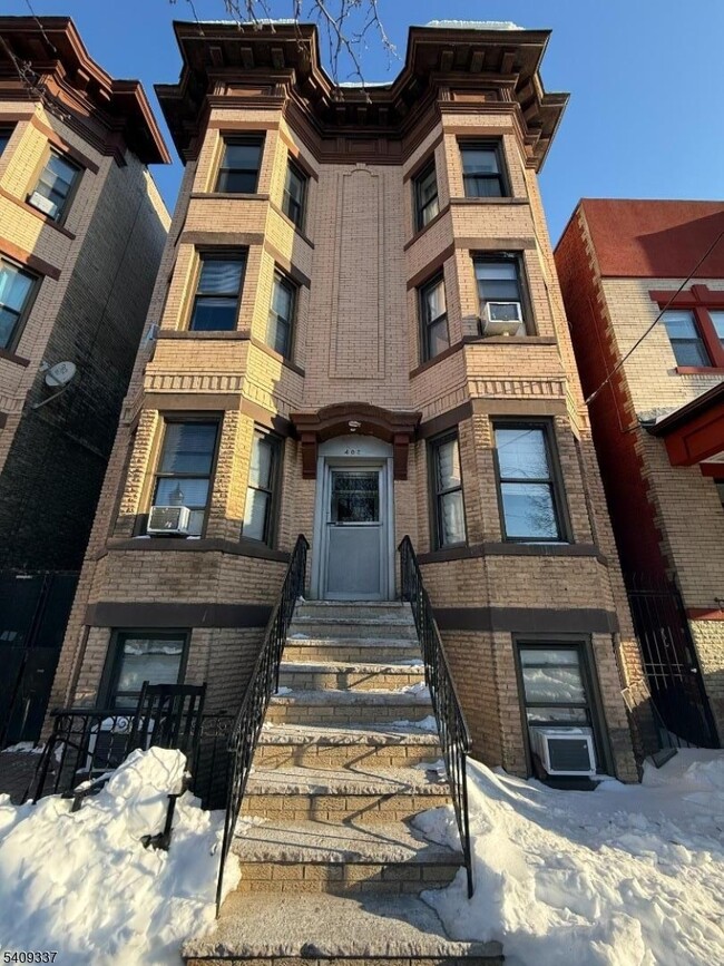 Building Photo - 402 60th St Unit 6