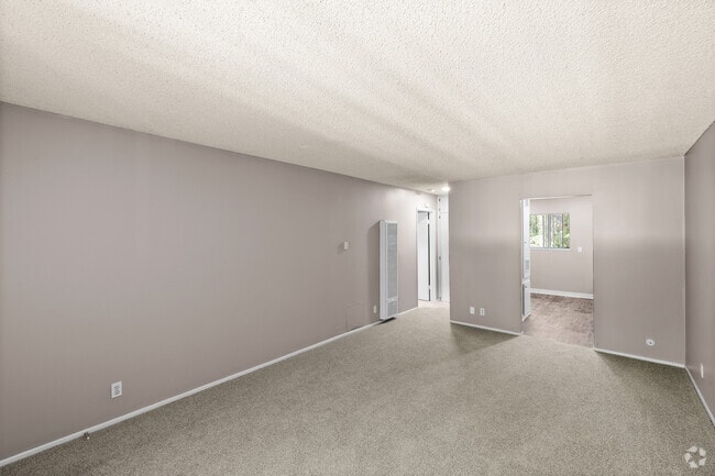 1BR, 1BA - 610SF - Living room