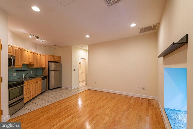Building Photo - 415 S 19th St Unit 2F Rental