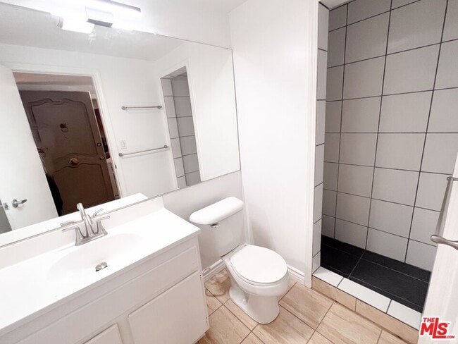 Photo - 6752 Hillpark Dr Unit 204