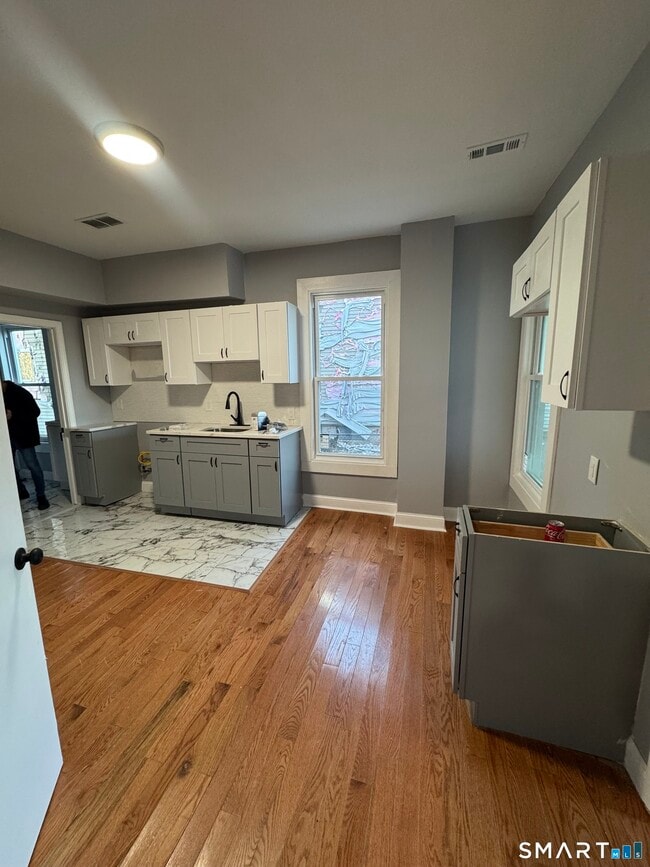 Building Photo - 231 Davenport Ave Unit 1