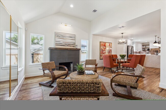 Photo - 805 English St