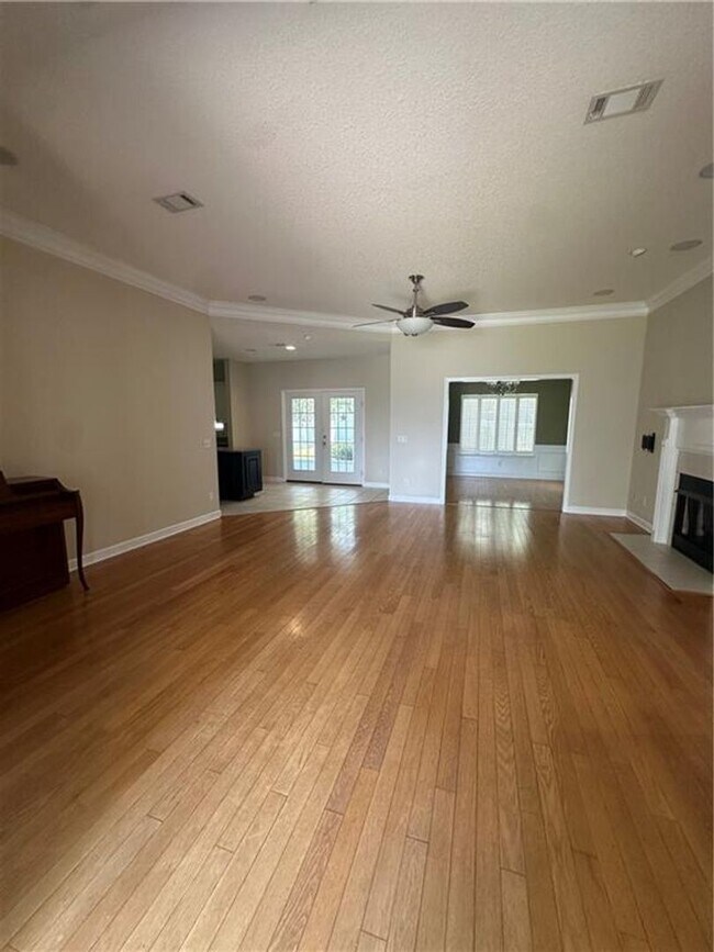 Photo - 235 Wellington Pl