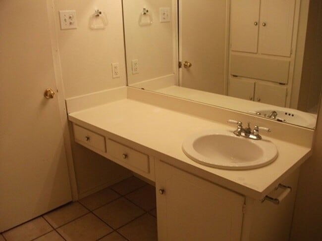 Building Photo - 4000 Scruggs Dr Unit A