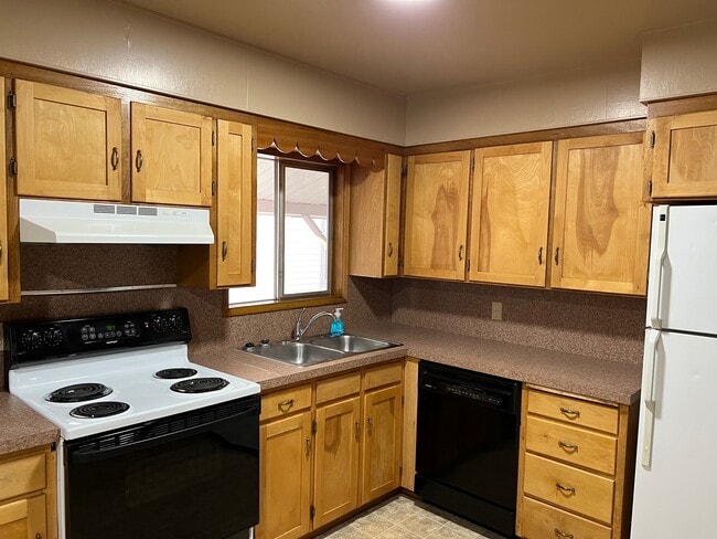 Kitchen - 317 N Elliott St
