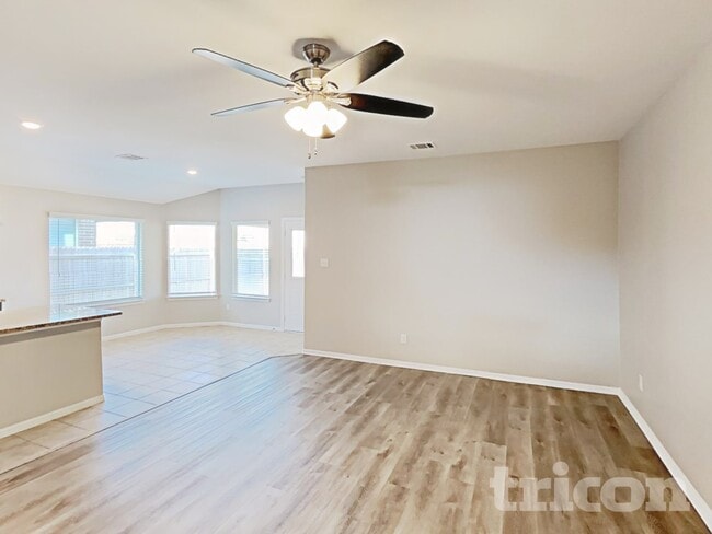 Photo - 304 Foxhunter St