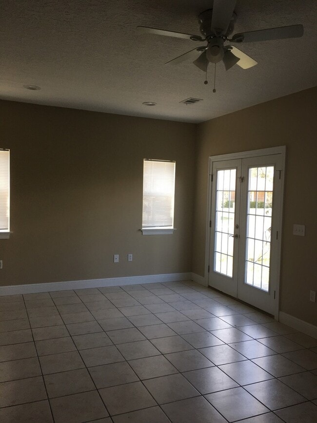 Photo - Great Townhome w/Easy Access to Shopping, ...