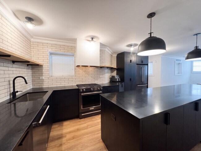 Photo - 1392 Waveland, LLC Unit GDN
