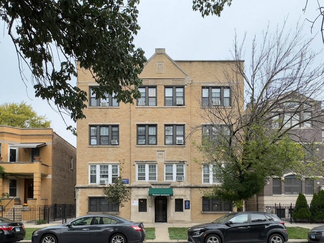 Building Photo - 819 W Waveland Ave Rental